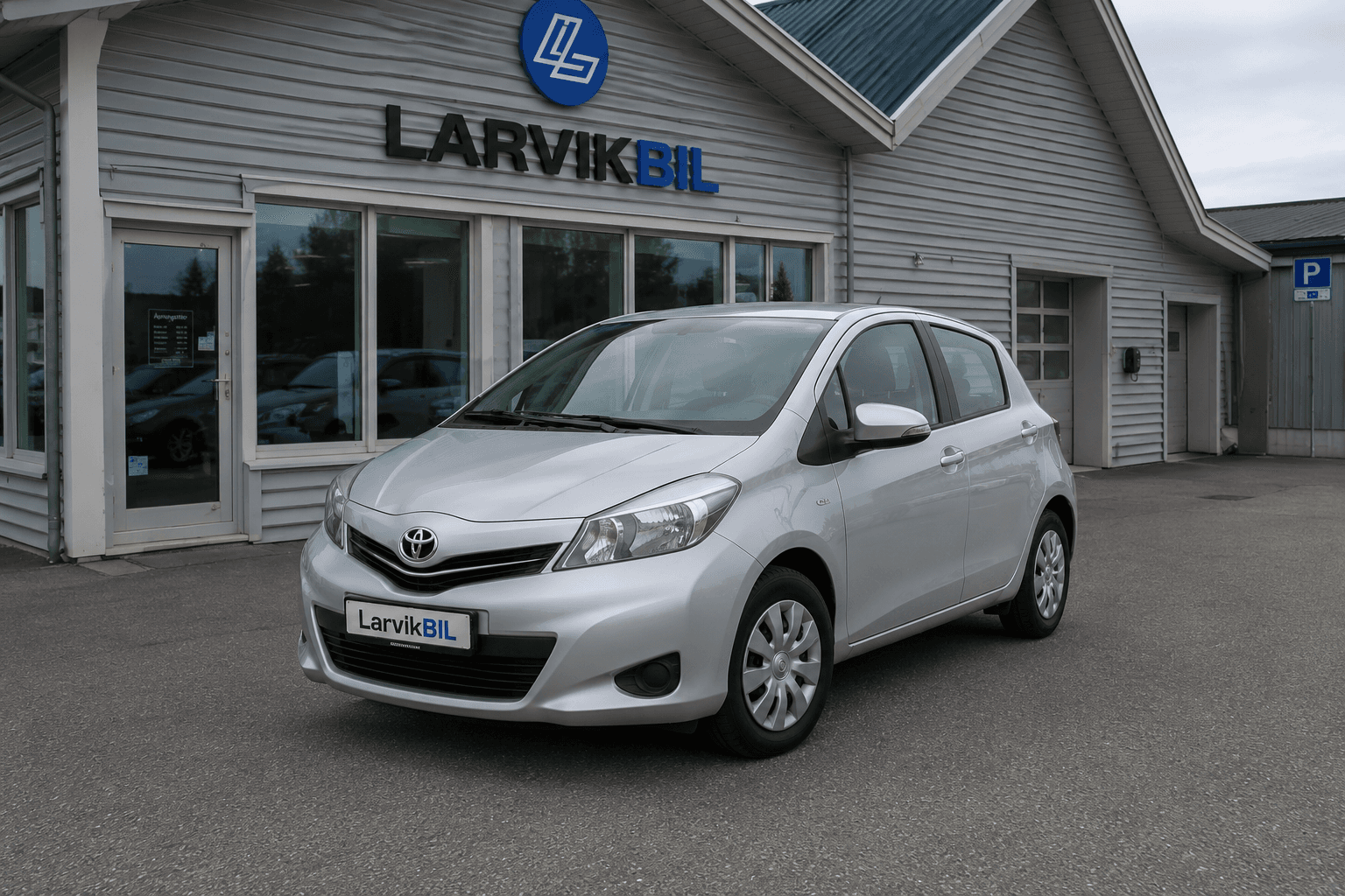 Toyota Yaris foran utstilling